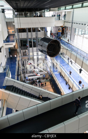 Ein Kommunikationssatellit schwebt hoch über die Haupthalle des Newseum in Washington DC. Das Newseum ist ein 7-geschossige, privat finanzierte Museum, Journalismus und News. Es öffnete am heutigen Standort an der Pennsylvania Avenue im April 2008. Stockfoto