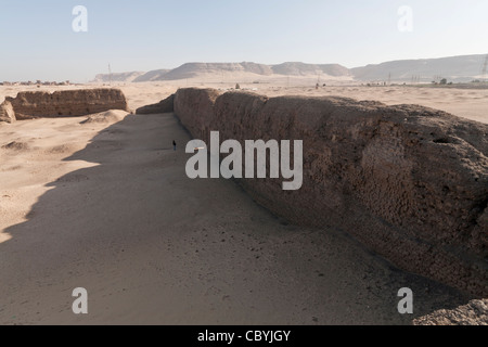 Das massive Schlamm Brick Gehäuse von König Khasekhemwy der 2. Dynastie in Shunet el Zebib, Abydos Mittelägypten Stockfoto