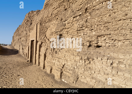 Eintritt in das massive Schlamm Brick Gehäuse von König Khasekhemwy der 2. Dynastie in Shunet el Zebib, Abydos Mittelägypten Stockfoto