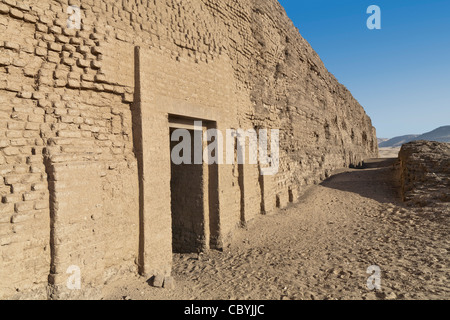 Eintritt in das massive Schlamm Brick Gehäuse von König Khasekhemwy der 2. Dynastie in Shunet el Zebib, Abydos Mittelägypten Stockfoto