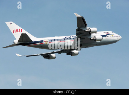 Thai Airways Boeing 747-400 (HS-TGP) startet vom Flughafen London Heathrow, England Stockfoto