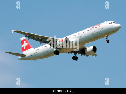 SWISS Airbus A321-100 (HB-IOK) landet am Flughafen London Heathrow, England. Stockfoto