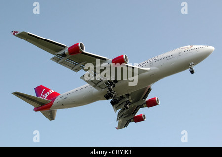 Virgin Atlantic Airways Boeing 747-400 (G-VWOW, Cosmic Girl) landet am Flughafen London Heathrow, England. Stockfoto