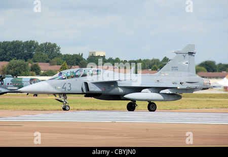 Ungarische Luftwaffe Saab JAS39D Gripen (Code 43) beginnt seinen Start laufen auf der 2009 Royal International Air Tattoo, Fairford, Gl Stockfoto