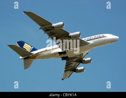 Singapore Airlines Airbus A380 (9V-SKF) startet vom Flughafen London Heathrow, England. Stockfoto