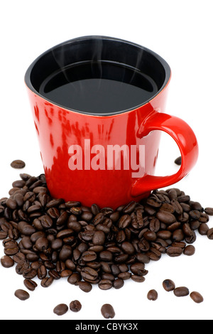 Handgemachte quadratische rote Keramik-Becher gefüllt mit heißen schwarzen Kaffee mit Bohnen über weiß Stockfoto