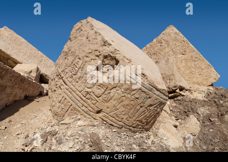 gefallenen Spalten in der ptolemäischen Tempel in Wanina, südwestlich von Achmim in Gouvernement Sohag, Mittelägypten Stockfoto