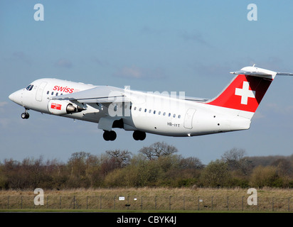 Schweizer BAe 146-100 (HB-IYT), jetzt genannt Avro RJ100, startet vom Flughafen Manchester, England. Stockfoto