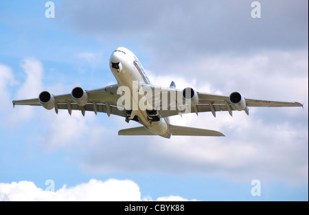 Singapore Airlines Airbus A380 (9V-SKA) startet vom Flughafen London Heathrow, England. Stockfoto