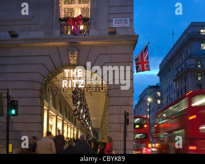 Hotel Ritz zu Weihnachten mit Union Jack-Flagge-Shopper und vorbeifahrenden roten Busse Piccadilly London Stockfoto