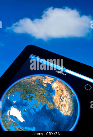 GOOGLE EARTH Apple iPad Smart Tablet-Bildschirm und Himmel mit Google Earth Streaming-Anwendung mit Weltkugel, blauer Himmel und Wolke im Hintergrund Stockfoto
