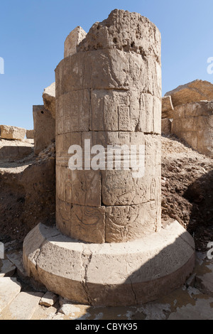 Reste der Spalte in der ptolemäischen Tempel in Wanina, südwestlich von Achmim in Gouvernement Sohag, Mittelägypten Stockfoto