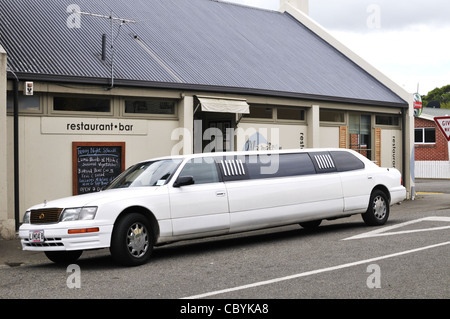 Stretch-Limousine vor ein Akaroa Restaurant, New Zealand geparkt. Stockfoto