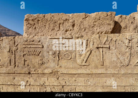 Dekorierte Wände an die ptolemäischen Tempel und Gräber in Wanina, südwestlich von Achmim in Gouvernement Sohag, Mittelägypten Stockfoto