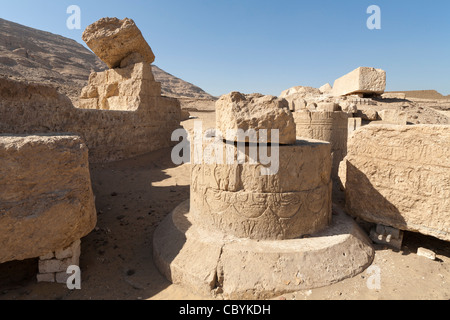 Gefallenen Säulen in der ptolemäischen Tempeln in Wanina, südwestlich von Achmim in Gouvernement Sohag, Mittelägypten Stockfoto