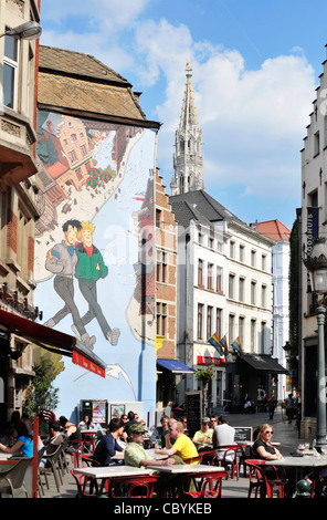 Cafe-Bereich in der Rue du Marche, Brüssel zeigt das Wandbild Broussaille von Frank Pé Stockfoto