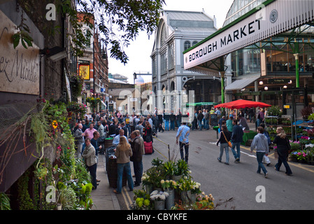 Borough Market Straßenbelag Getränke Außeneinkäufer renommierten beliebten internationalen Produkten Einzelhandel Markt London Bridge Southwark London Großbritannien Stockfoto