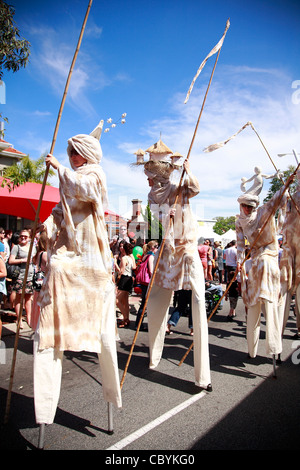 Traditionelle italienische Stelzenläufer Künstler bei Perth Festival WA Westaustralien Stockfoto