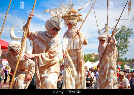 Traditionelle italienische Stelzenläufer Künstler bei Perth Festival WA Westaustralien Stockfoto