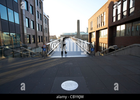 Mann zu Fuß über die Millennium Brücke London England UK-Vereinigtes Königreich Stockfoto
