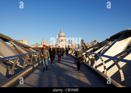 Menschen der Millenium Brücke London England UK-Vereinigtes Königreich Stockfoto