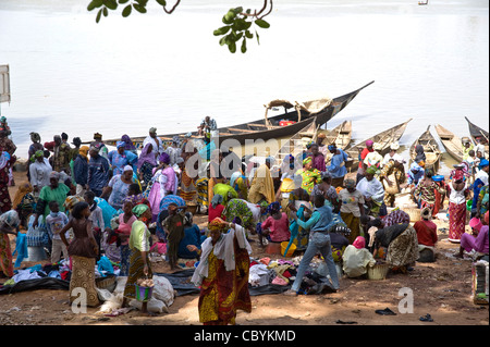 Markt und Pirogen am Ufer des Fluss Niger, Mopti in Mali, Westafrika Stockfoto