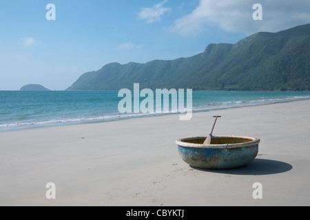 Eine Runde Ruderboot auf Hai Beach in Con Dao Islands, Vietnam. Stockfoto