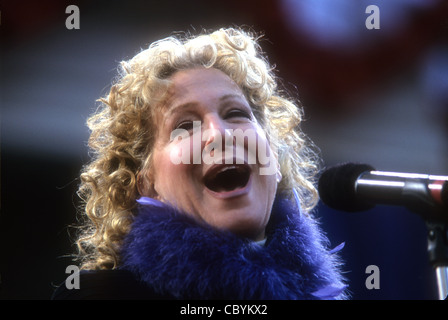 Bette Midler, "die Devine Miss M", singen die Star Bangled Banner bei der Einweihung des NYC Bürgermeister Mike Bloomberg Stockfoto