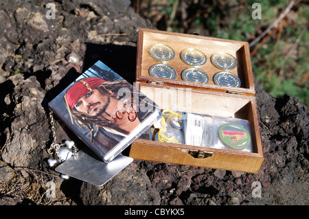 Geocache Behälter, Logbuch, travelbug, geocoins etc. Stockfoto