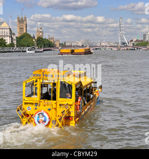 Duck Tours Amphibienfahrzeug auf Themse Sightseeing-Trip in Richtung Westminster Stockfoto