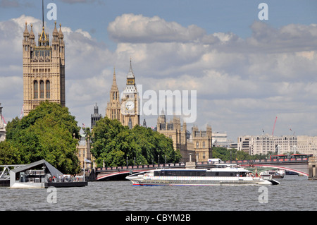 Themse Clipper Katamaran am Millbank Pier Lambeth Bridge und Victoria Tower am Houses of Parliament in Westminster Big Ben London England Großbritannien Stockfoto