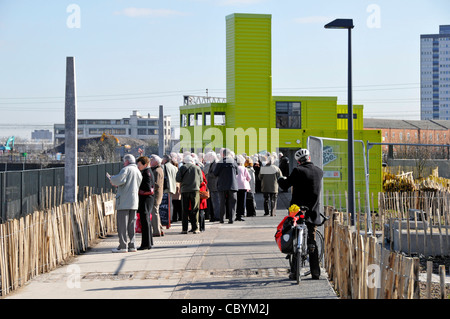 Besucher 2012 Olympic Park mit Aussicht Tube Sozialunternehmen Gemeinschaft Veranstaltungsort mit Café und Bildung jenseits Stockfoto