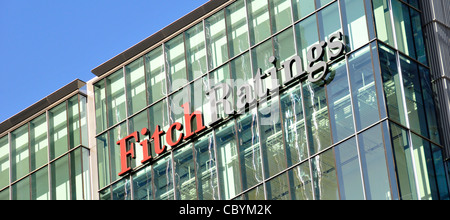 Rating Agentur & Financial Services Unternehmen Fitch Ratings Zeichen & Logos auf Bürogebäude in London Docklands England Großbritannien Stockfoto