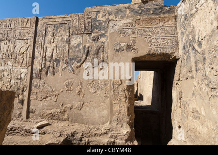 Katastrophenhilfe und Dekoration in der ptolemäischen Tempel in Wanina, in der Nähe von Achmim in Gouvernement Sohag, Mittelägypten Stockfoto