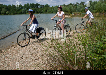 FAHRRADTOURISTEN AM UFER EINES SEES IN DER NÄHE VON CHARTRES, EURE-ET-LOIR (28), FRANKREICH Stockfoto