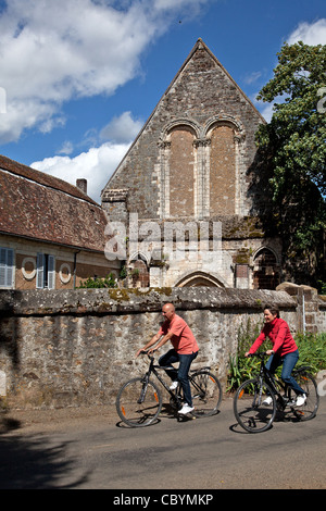 FAHRRADTOURISTEN VOR DER ABTEI VON THIRON GARDAIS IM PERCHE, EURE-ET-LOIR (28), FRANKREICH Stockfoto