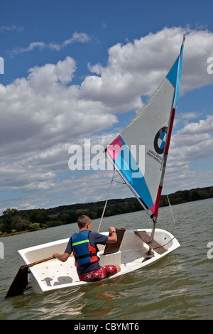 SEGELKURSE FÜR KINDER AUF DEN BOOTEN "OPTIMIST", SEE IN MEZIERES-ECLUIZELLES, EURE-ET-LOIR (28), FRANKREICH Stockfoto