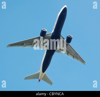 British Airways Boeing 777-200 (G-VIIF) startet vom Flughafen London Heathrow, England. Stockfoto