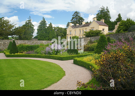 Die restaurierte obere ummauerten Garten und Haus am Aberglasney in der Nähe von Carmarthen, Wales Stockfoto