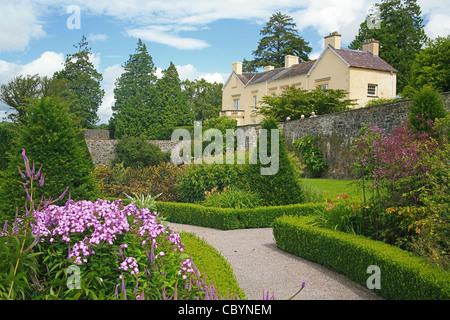 Die restaurierte obere ummauerten Garten und Haus am Aberglasney in der Nähe von Carmarthen, Wales Stockfoto