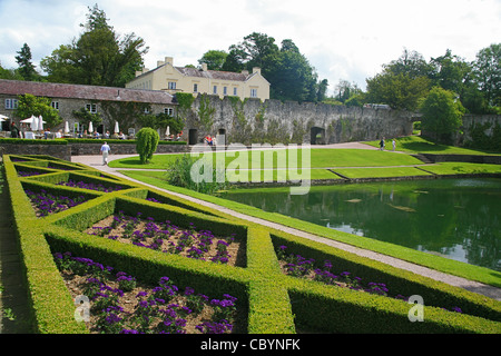 Die restaurierten Garten mit Pool und Haus am Aberglasney in der Nähe von Carmarthen, Wales Stockfoto