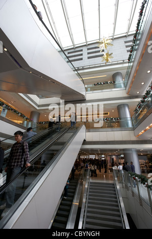 Rolltreppen und Innere des Ifc Mall Shopping Center in Hongkong Sonderverwaltungsregion Hongkong China Zentralasien Stockfoto