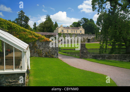 Die restaurierten Garten mit Pool und Haus am Aberglasney in der Nähe von Carmarthen, Wales Stockfoto