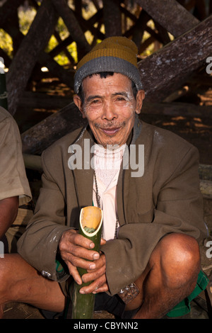 Indien, Arunachal Pradesh, entlang, Kombo, Hurin Erntefest, Mann trinken Reiswein aus Bambus Tasse Stockfoto