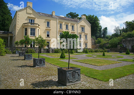 Die restaurierte Klostergarten und Haus am Aberglasney in der Nähe von Carmarthen, Wales Stockfoto