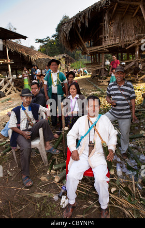 Indien, Arunachal Pradesh, entlang, Kombo, Hurin Erntefest, Gruppe von Dorfbewohnern Reiswein aus Bambus Tasse trinken Stockfoto