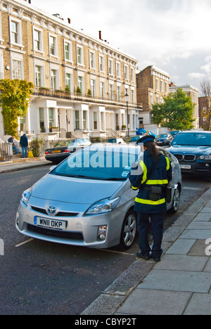 Traffic Warden ausstellenden Parkticket Stockfoto