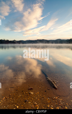 Morgen Wolke Reflexionen in Lake Lanier. Stockfoto