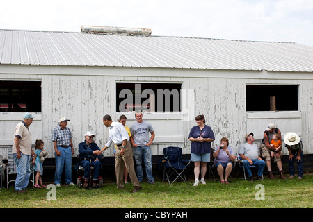 Präsident Barack Obama begrüßt Menschen bei Whiteside County Fair 17. August 2011 in Morrison, Illinois. Der Präsident hielt auf der Messe während einer dreitägigen Bustour durch die Region. Stockfoto