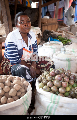 Eine Frau verkauft Frutis und Gemüse auf dem zentralen Markt in Iganga, östlichen Uganda, Ostafrika. Stockfoto